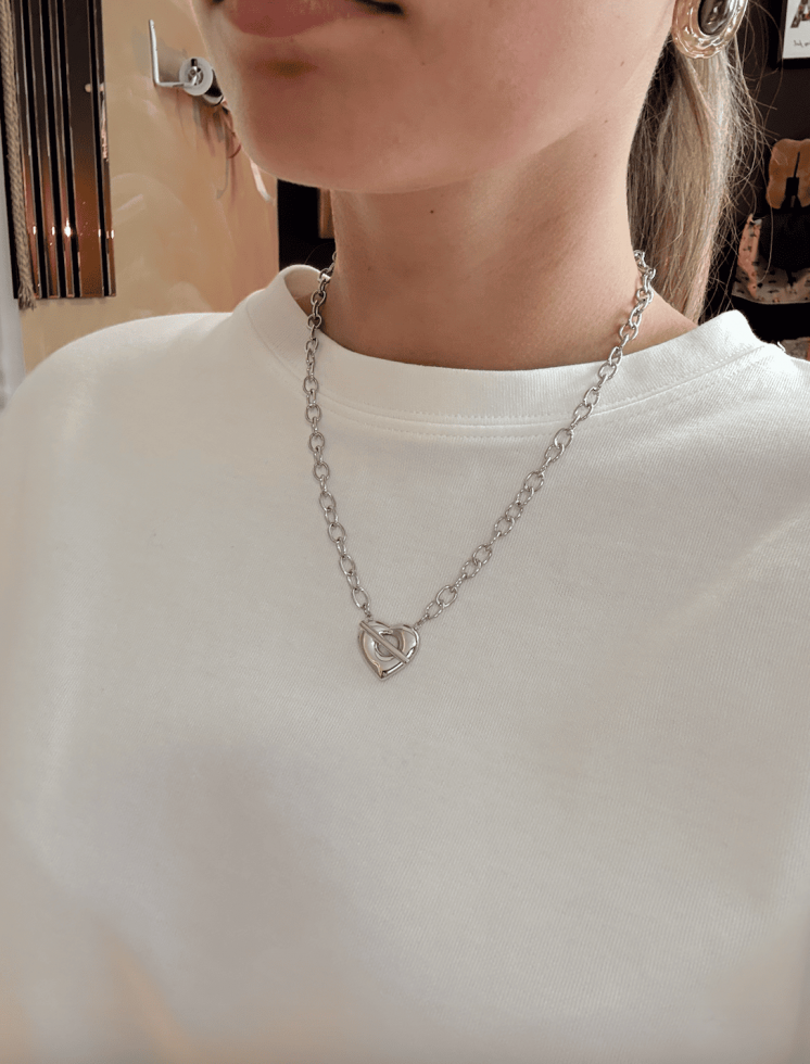 Collier argenté inoxydable – Élégance intemporelle et résistante