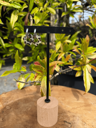 Boucles d’oreilles en forme de fleurs léopard – Élégance florale et féminité