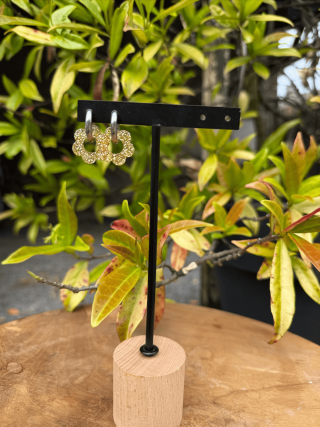 Boucles d’oreilles en forme de fleurs doré pailleté – Élégance florale et féminité