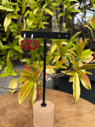 Boucles d’oreilles en forme de fleur rouge pailleté – Élégance florale et féminité