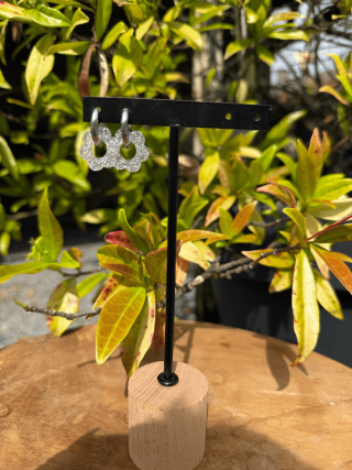 Boucles d’oreilles en forme de fleur argenté pailleté – Élégance florale et féminité