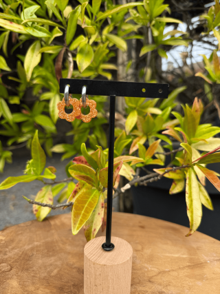 Boucles d’oreilles en forme de fleur orange pailleté – Élégance florale et féminité