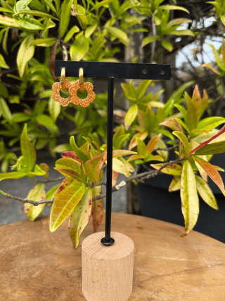 Boucles d’oreilles en forme de fleur orange pailleté – Élégance florale et féminité