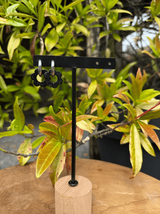 Boucles d’oreilles en forme de fleur noir– Élégance florale et féminité