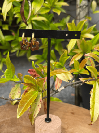 Boucles d’oreilles en forme de fleur marron – Élégance florale et féminité