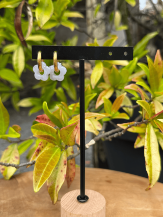Boucles d’oreilles en forme de fleur grises – Élégance florale et féminité