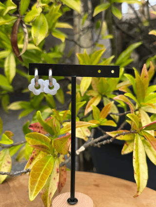 Boucles d’oreilles en forme de fleur grise – Élégance florale et féminité