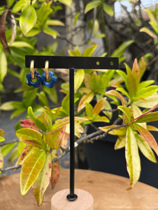Boucles d’oreilles en forme de fleur bleu – Élégance florale et féminité