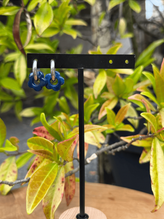 Boucles d’oreilles en forme de fleur bleu – Élégance florale et féminité