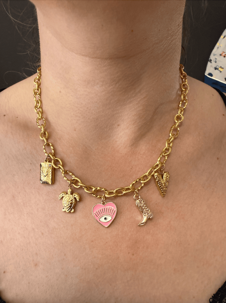 Collier doré à charms symboliques – talismans uniques et stylés