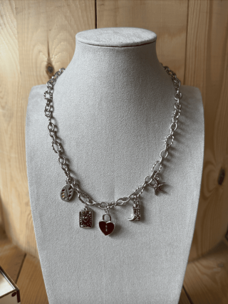 Collier argenté à charms symboliques – talismans uniques et stylés