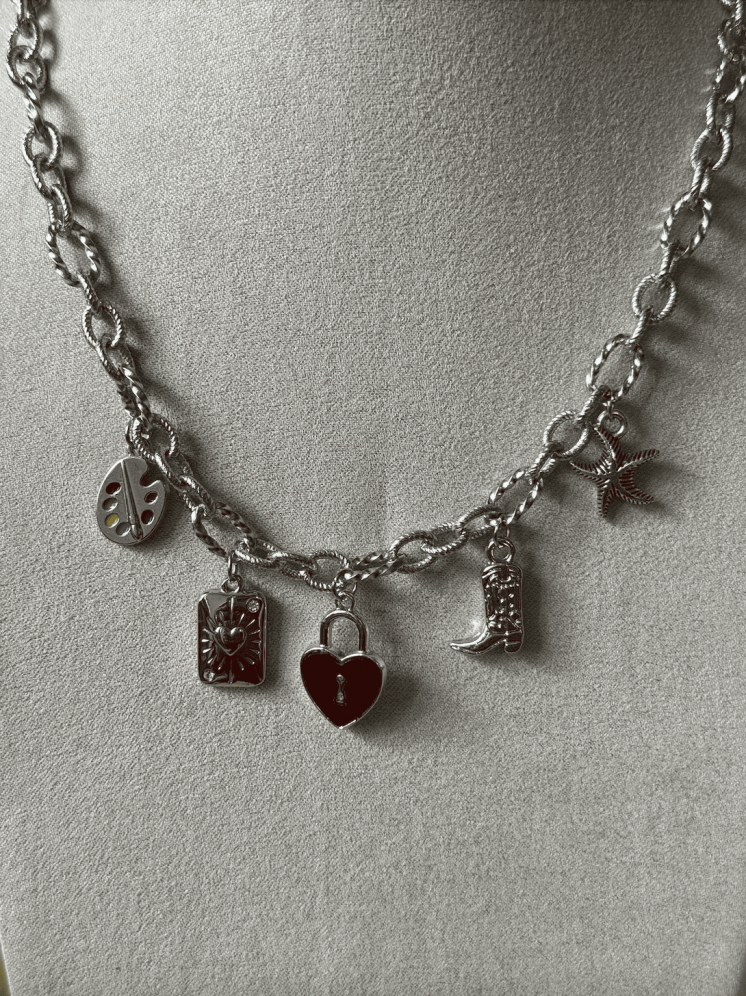 Collier argenté à charms symboliques – talismans uniques et stylés