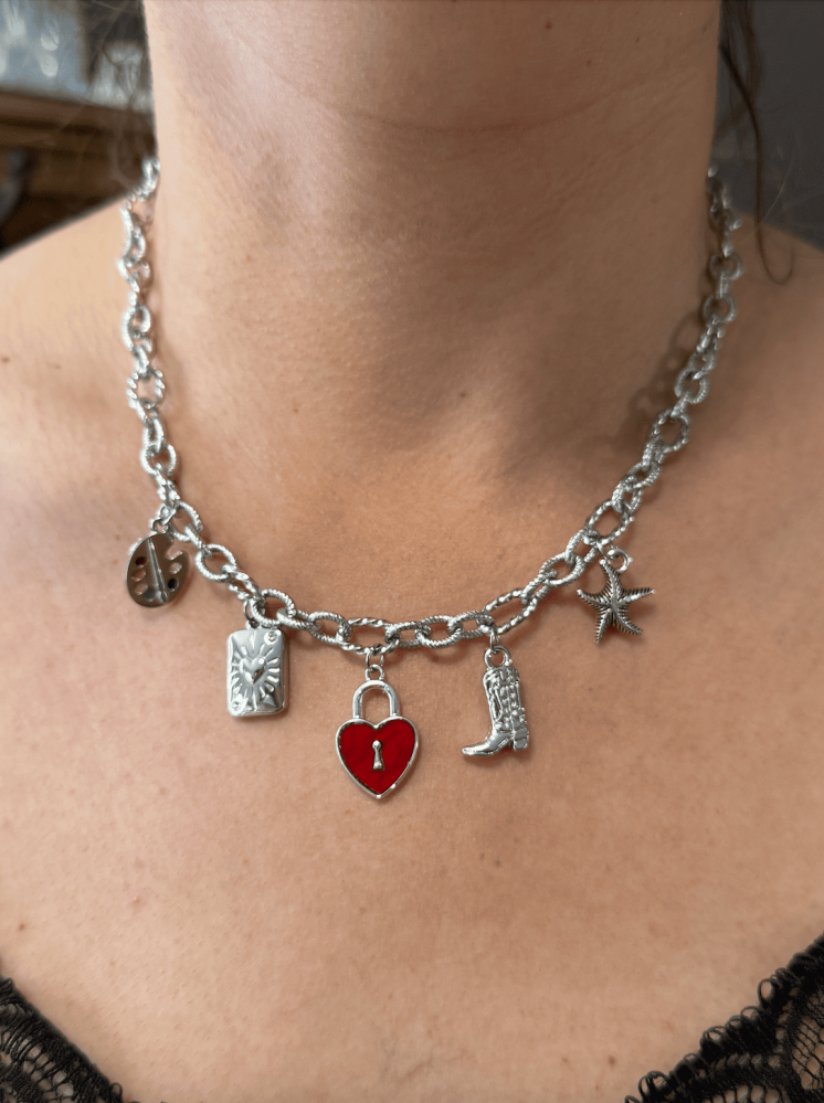 Collier argenté à charms symboliques – talismans uniques et stylés