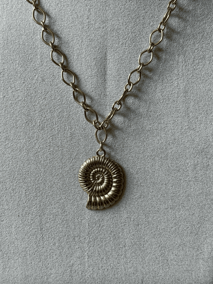 Collier coquillage doré – chaîne à maillons tendance