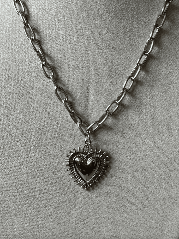 Collier cœur sacré argenté – chaîne à maillons tendance