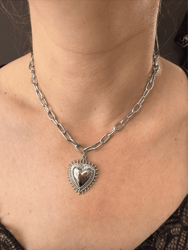 Collier cœur sacré argenté – chaîne à maillons tendance