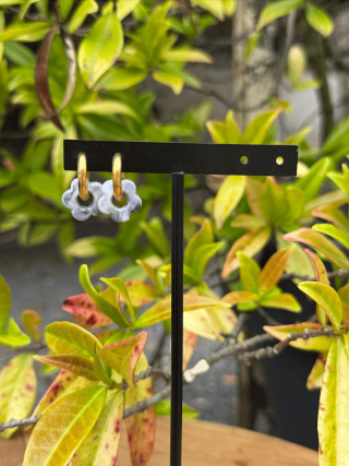 Boucles d’oreilles en forme de fleur grise marbrée – Élégance florale et féminité