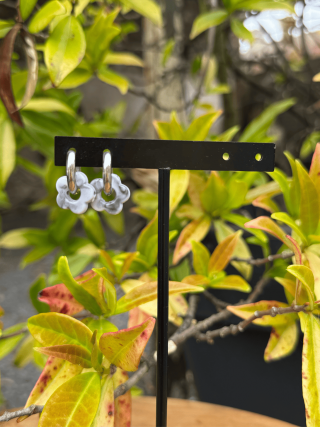 Boucles d’oreilles en forme de fleur grise marbrée – Élégance florale et féminité