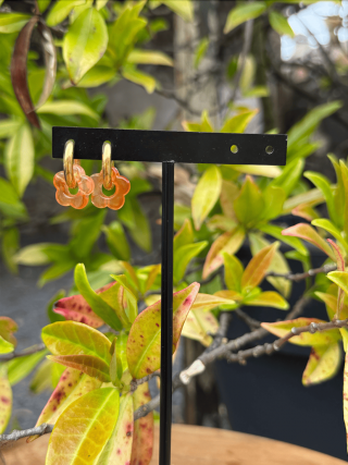 Boucles d’oreilles en forme de fleur orangée – Élégance florale et féminité
