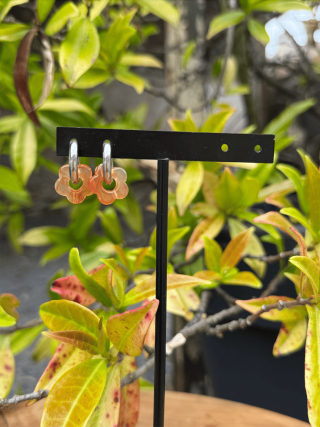 Boucles d’oreilles en forme de fleur orangée – Élégance florale et féminité