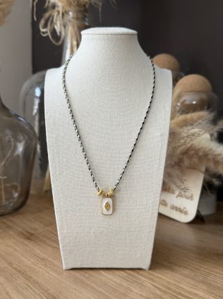 Collier pendentif doré sur cordon tressé noir et blanc – Élégance artisanale