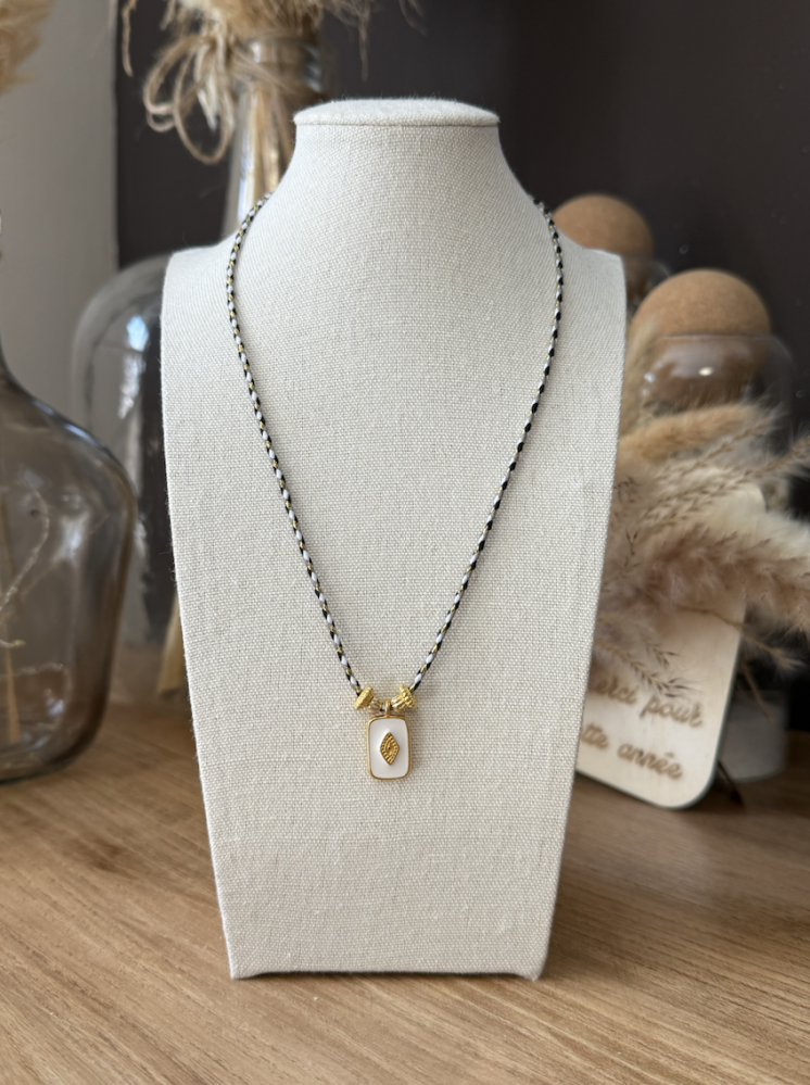 Collier pendentif doré sur cordon tressé noir et blanc – Élégance artisanale