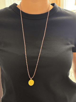Long collier tressé multicolore avec pendentif tortue doré – Esprit bohème