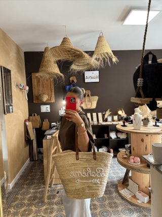 Panier bohème en osier tressé avec anses cuir – fait main - Marrakech