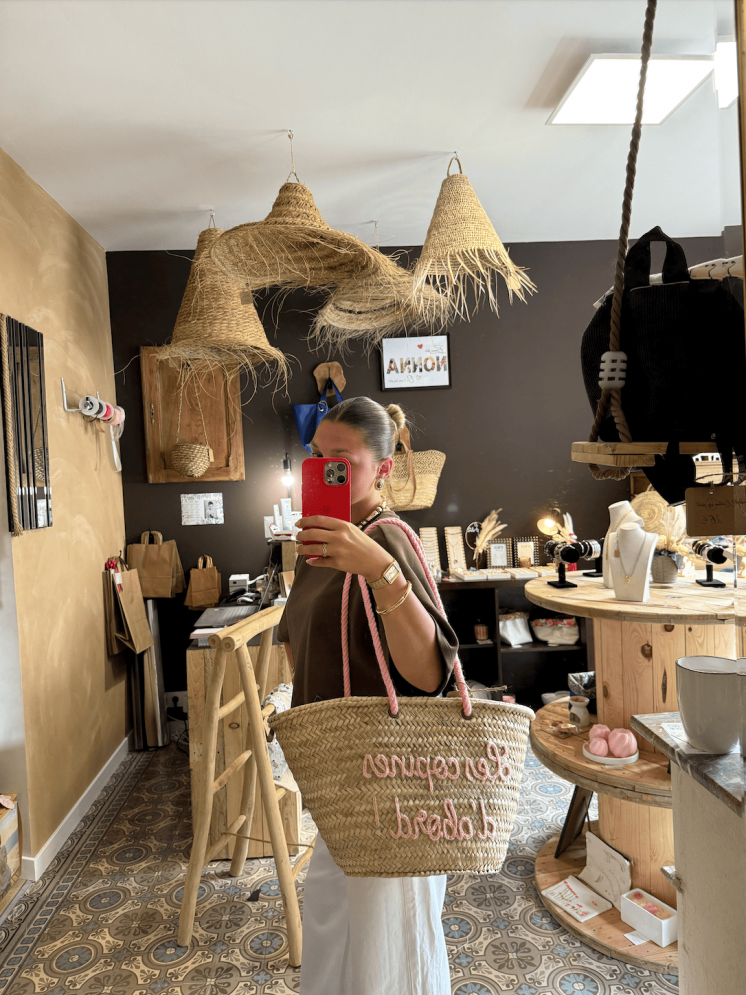 Panier en osier tressé avec anses cuir – fait main - Marrakech