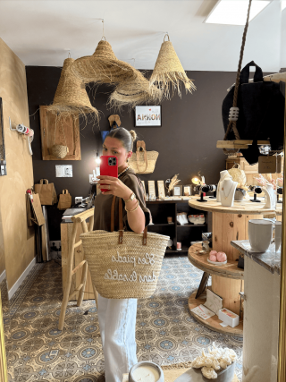 Panier bohème en osier tressé avec anses cuir – fait main - Marrakech