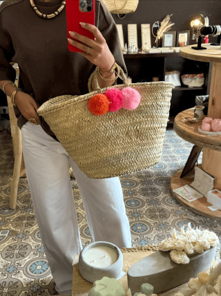 Petit panier osier pompons colorés – style estival & artisanal
