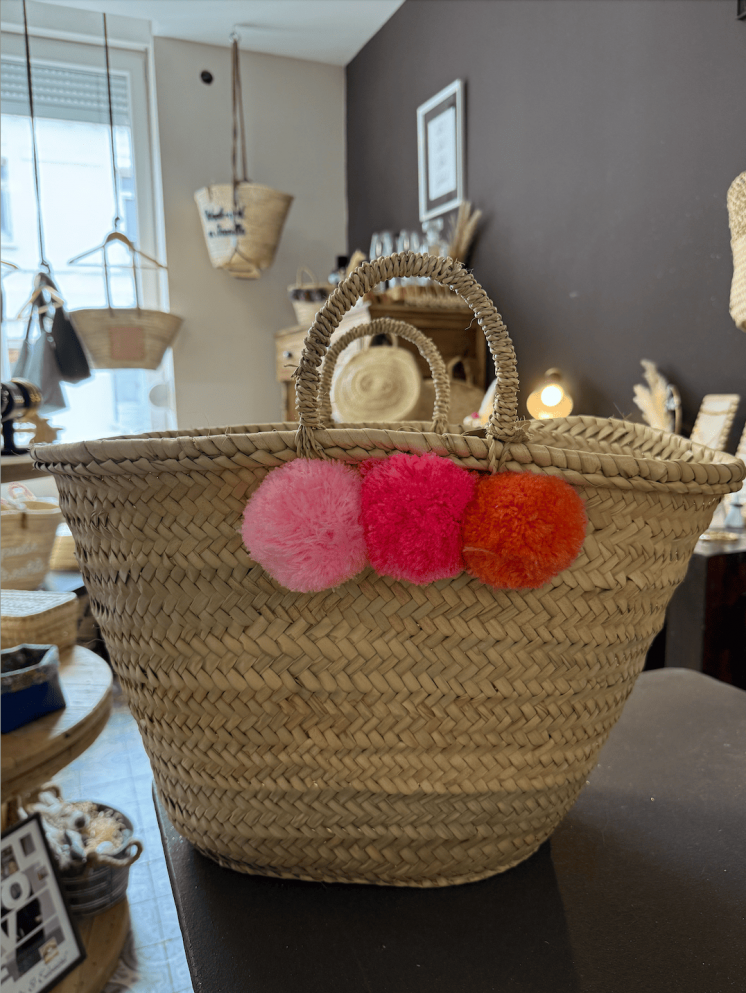 Petit panier osier pompons colorés – style estival & artisanal