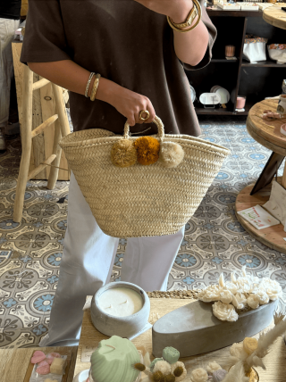 Panier osier pompons colorés – style estival & artisanal