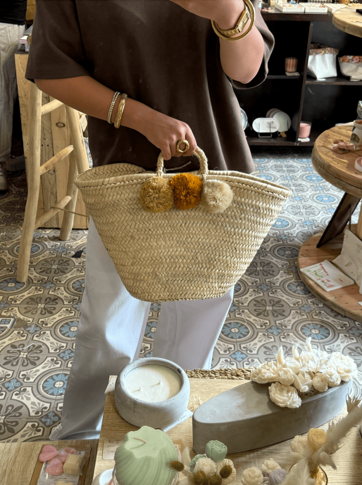 Panier osier pompons colorés – style estival & artisanal