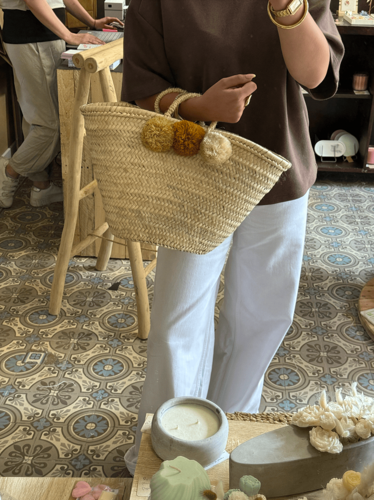 Panier osier pompons colorés – style estival & artisanal