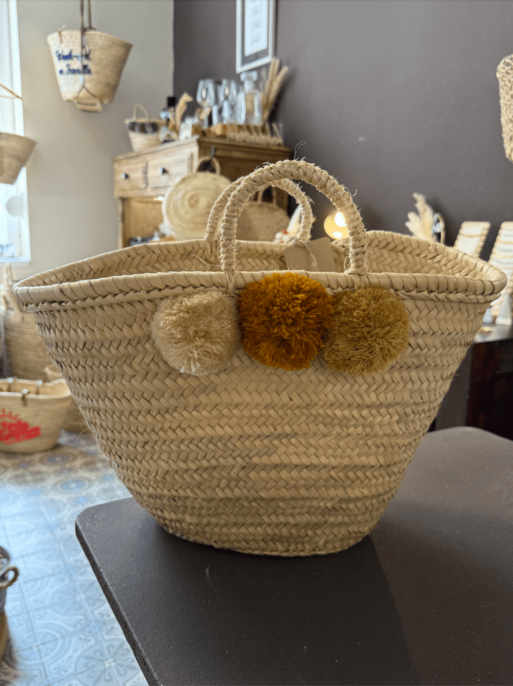 Panier osier pompons colorés – style estival & artisanal