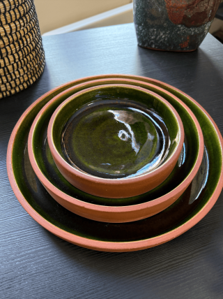 Lot de 3 assiettes artisanales vertes en terre cuite