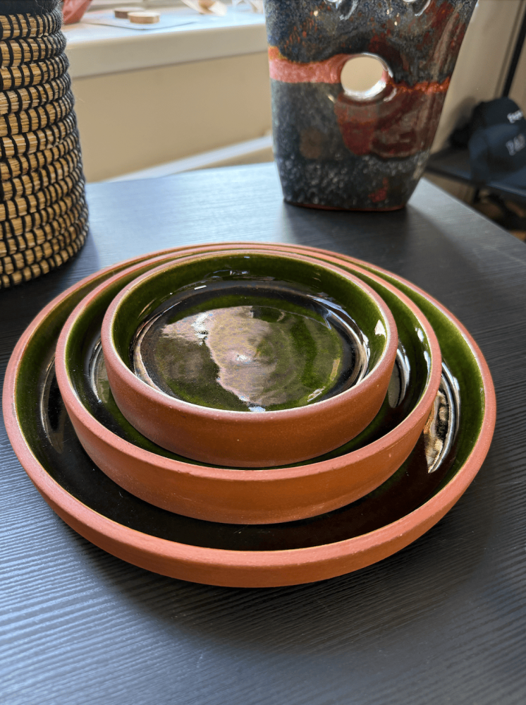 Lot de 3 assiettes artisanales vertes en terre cuite