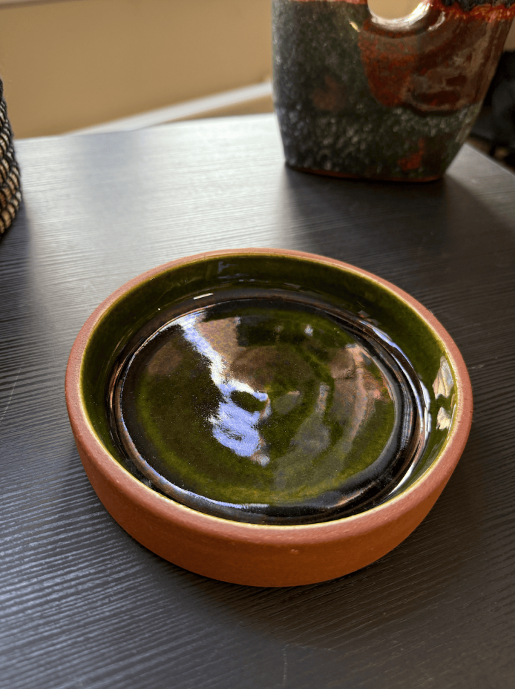 Lot de 3 assiettes artisanales vertes en terre cuite