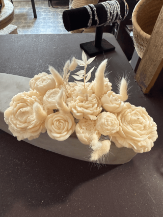 Bougie fleur sculptée à la main – Déco artisanale chic