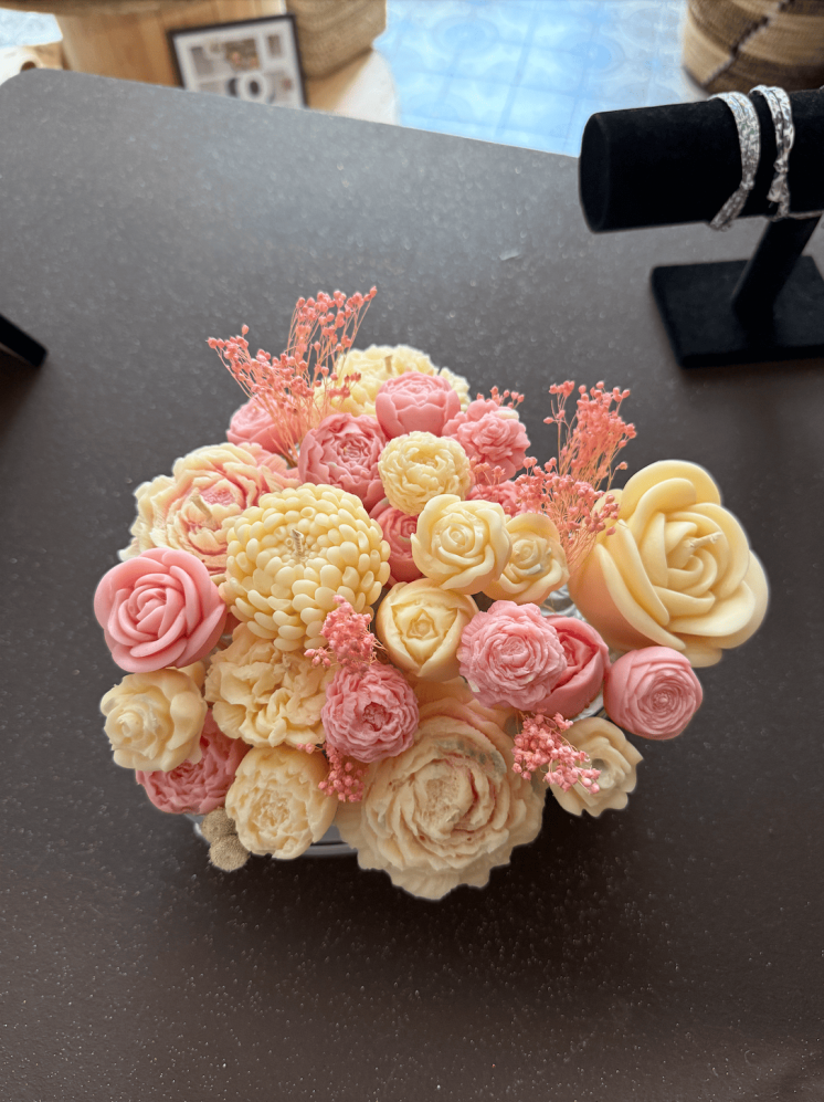Bougie bouquet "Crème Solaire" – couleurs rose et blanc
