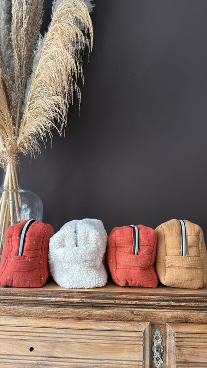 Trousse de toilette Charlie personnalisable. Créez votre trousse de toilette en choisissant vos tissus intérieurs et extérieurs, et en ajoutant une broderie. Création sur mesure