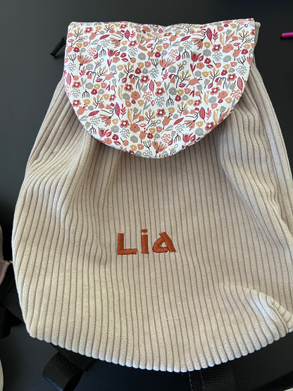 Sac enfant version 2 personnalisable. Créez votre sac en choisissant vos tissus intérieurs et extérieurs, et en ajoutant une broderie ou un flocage. Création sur mesure