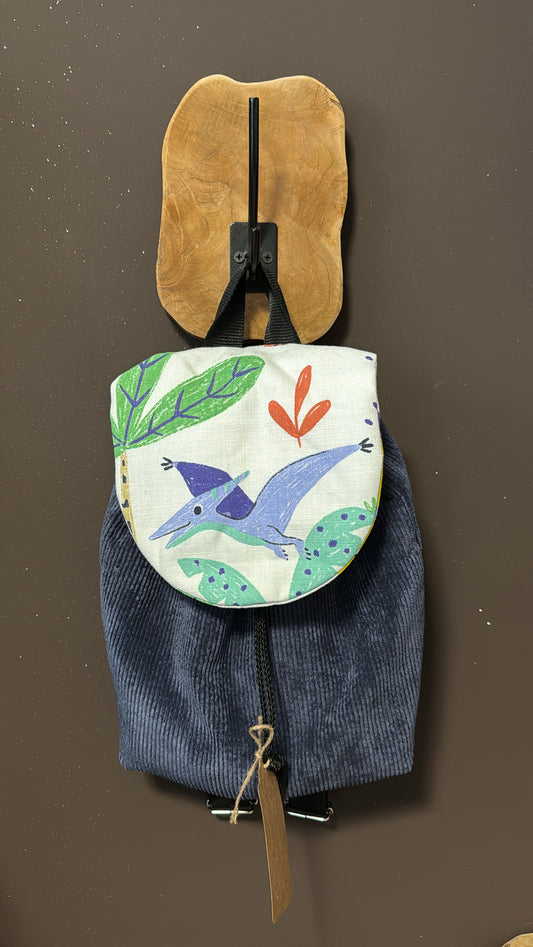 Sac à dos enfant en velours bleu – Rabat dinosaure illustré - creation by loliart