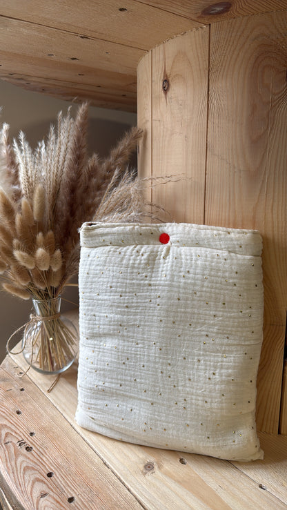 Pochette livre / tablette / ordinateur personnalisable. Créez votre Pochette livre / tablette / ordinateur en choisissant vos tissus intérieurs et extérieurs, et en ajoutant un flocage. Création sur mesure