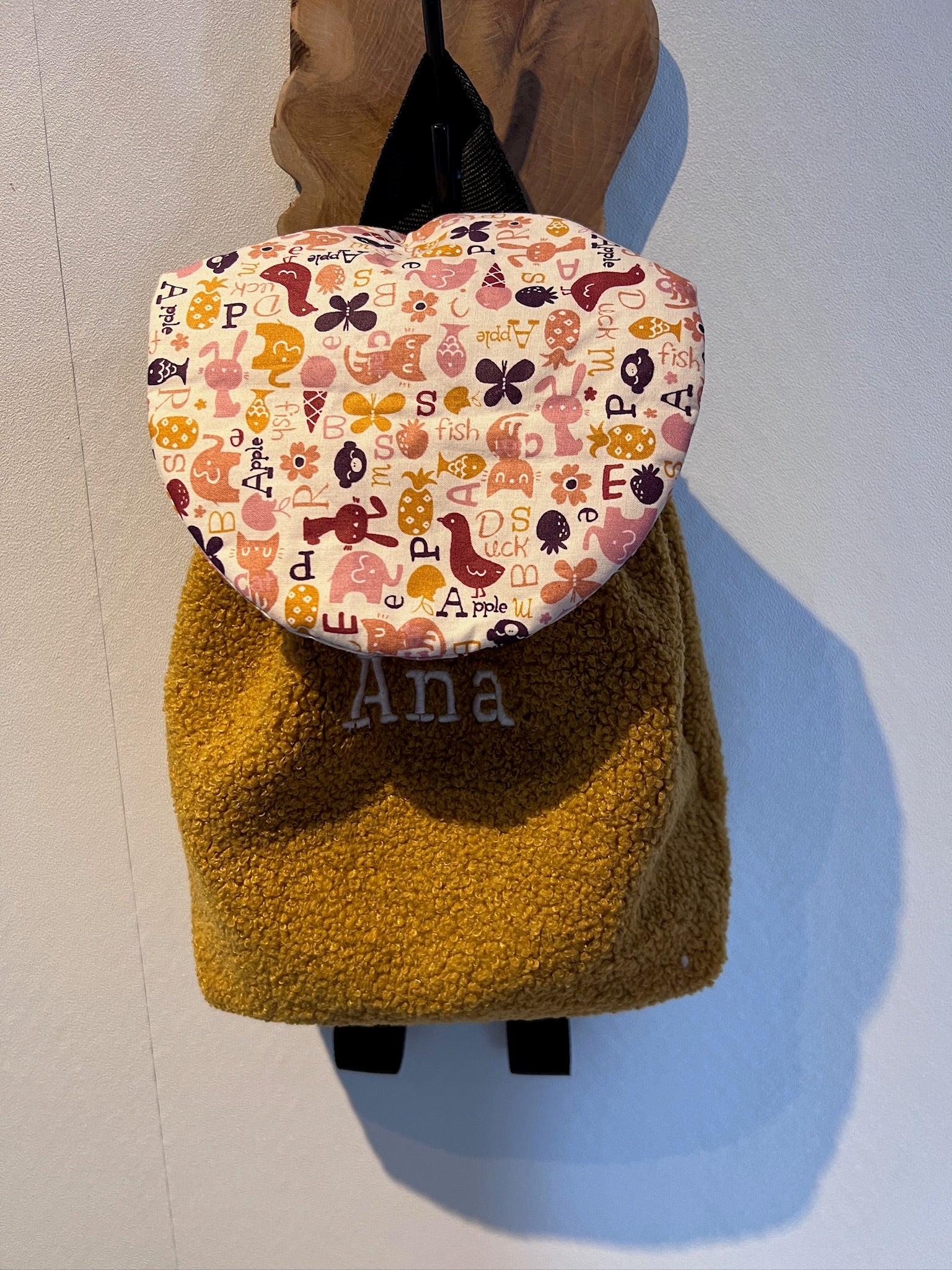 Sac enfant version 2 personnalisable. Créez votre sac en choisissant vos tissus intérieurs et extérieurs, et en ajoutant une broderie ou un flocage. Création sur mesure