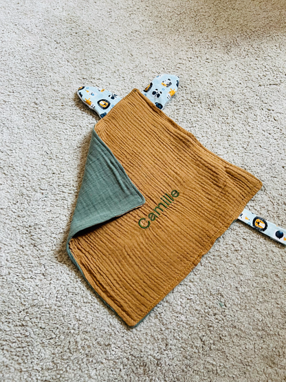 Doudou personnalisable. Créez votre doudou en choisissant vos tissus , et en ajoutant une broderie. Création sur mesure