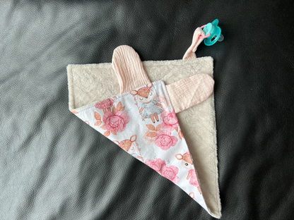 Doudou personnalisable. Créez votre doudou en choisissant vos tissus , et en ajoutant une broderie. Création sur mesure
