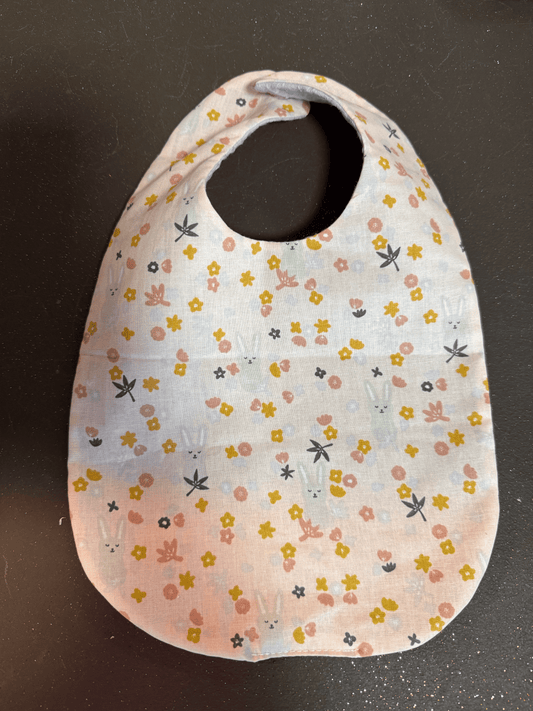 Bavoir "Inès" fleuri rose - creation by loliart