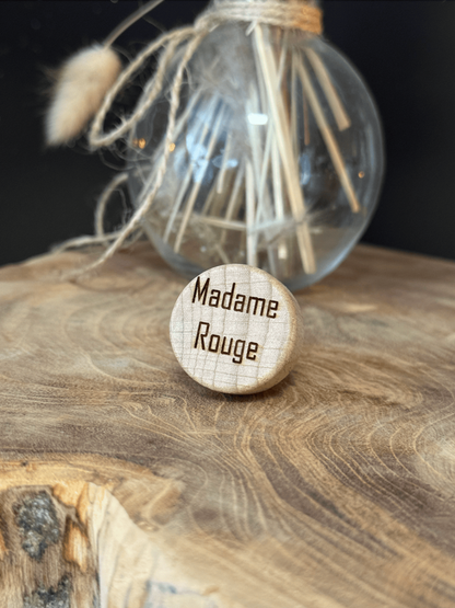  Bouchon "Madame rouge" - Bouchon en bois gravé